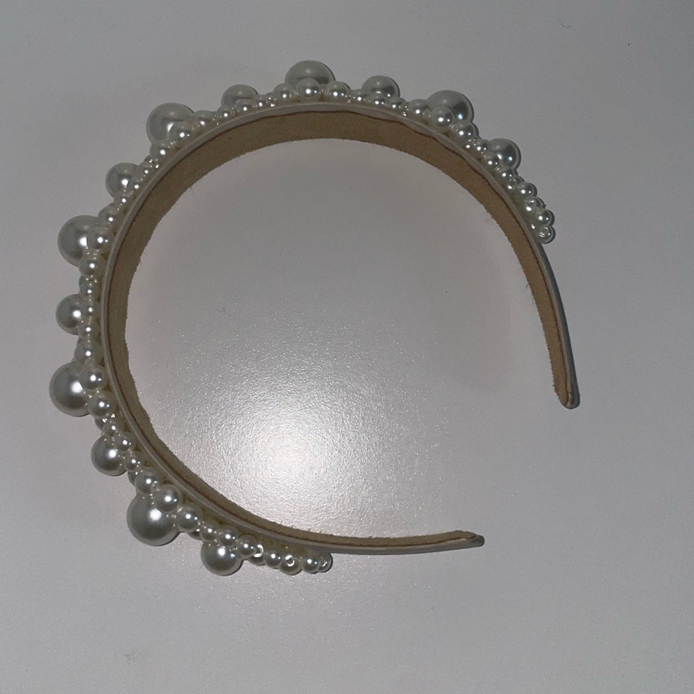 Pearl headband with beige lining under
